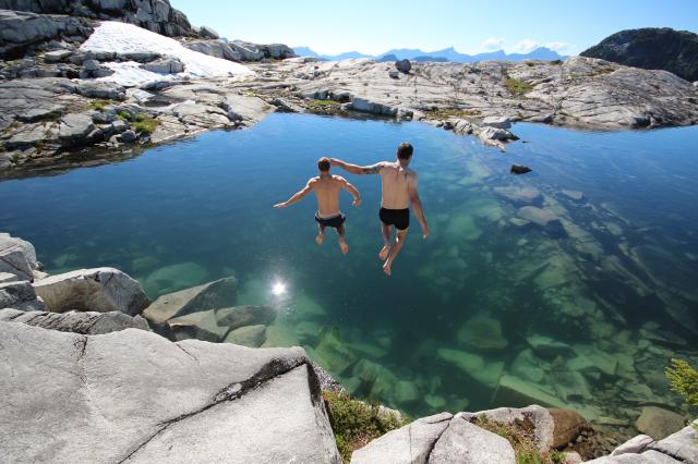 source: https://www.vancouvertrails.com/contest/gallery/2017/photo/coliseum-mountain-lake/