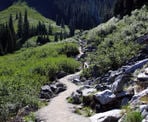 The hiking trail towards Middle Joffre Lakes